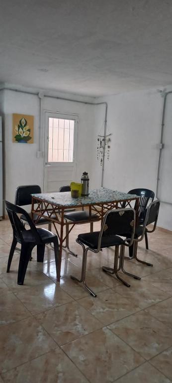 - une salle à manger avec une table et des chaises dans l'établissement Los niditos, à Salsipuedes