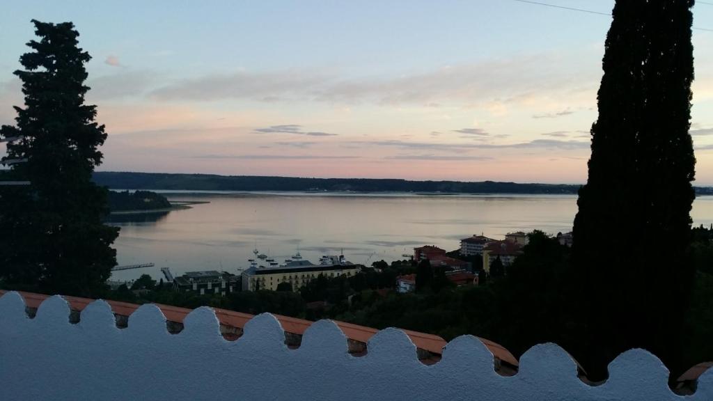 vista di una cassa d'acqua al tramonto di Apartment Sunset a Portoroz