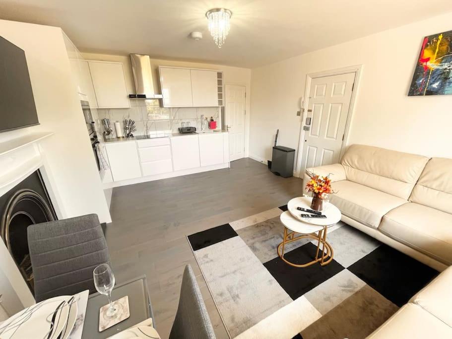 uma sala de estar com um sofá e uma mesa em Entire Apartment hosted by Pius em Redhill