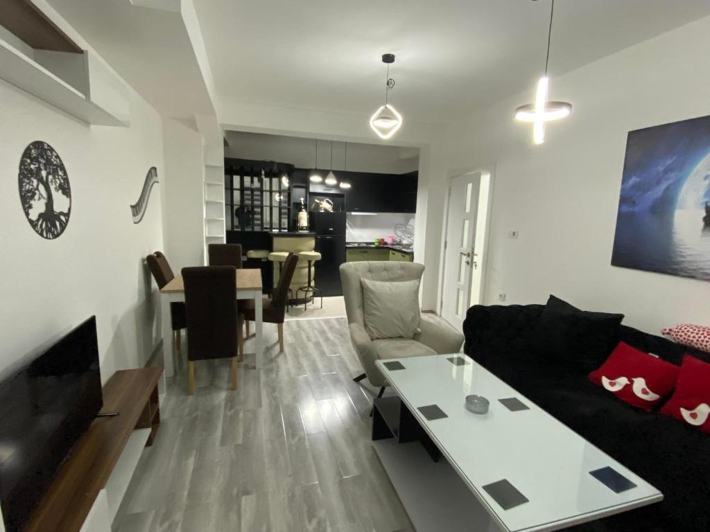 - un salon avec un canapé et une table dans l'établissement Oki doki 2, à Bitola