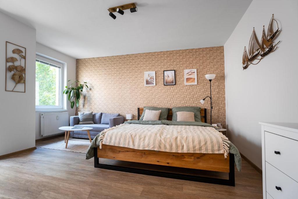 una camera con un letto e un divano di Golden Leaf Sladkovskeho a Olomouc