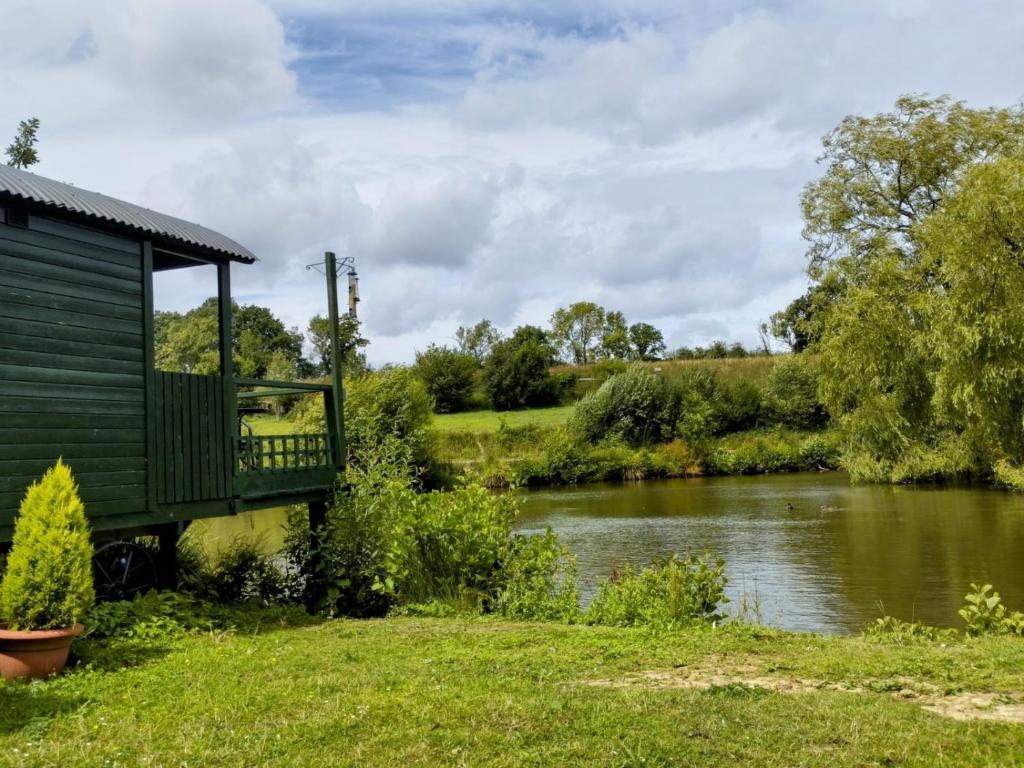 Cabina con balcone accanto a un fiume di Charming tranquil Shepherds Hut with lakeside balcony 'Roach' a Uckfield