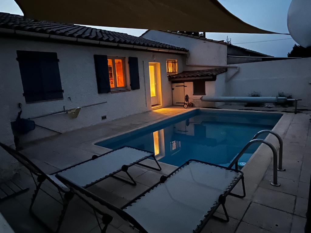 basen z dwoma krzesłami i dom w obiekcie Suite parentale avec piscine privée w mieście Moussan