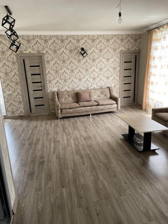 Armani Hotel في Martuni: غرفة معيشة مع أريكة وطاولة