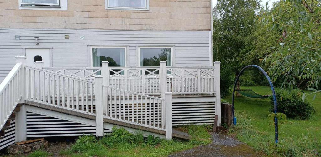 una casa con una escalera blanca que conduce a una casa en Hällevadsholm, en Hällevadsholm