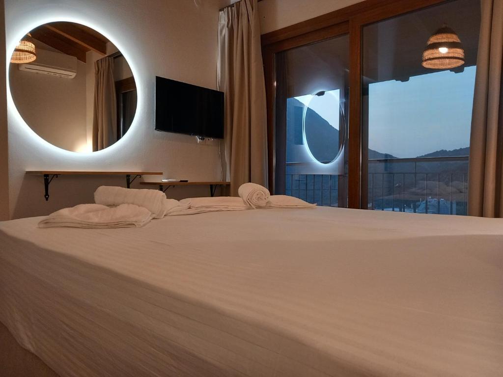 1 dormitorio con 1 cama grande y 2 espejos en BELLΙSIMO3, en Parga