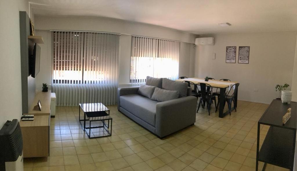 sala de estar con sofá y mesa en Hermoso depto en la 5ta sección en Mendoza