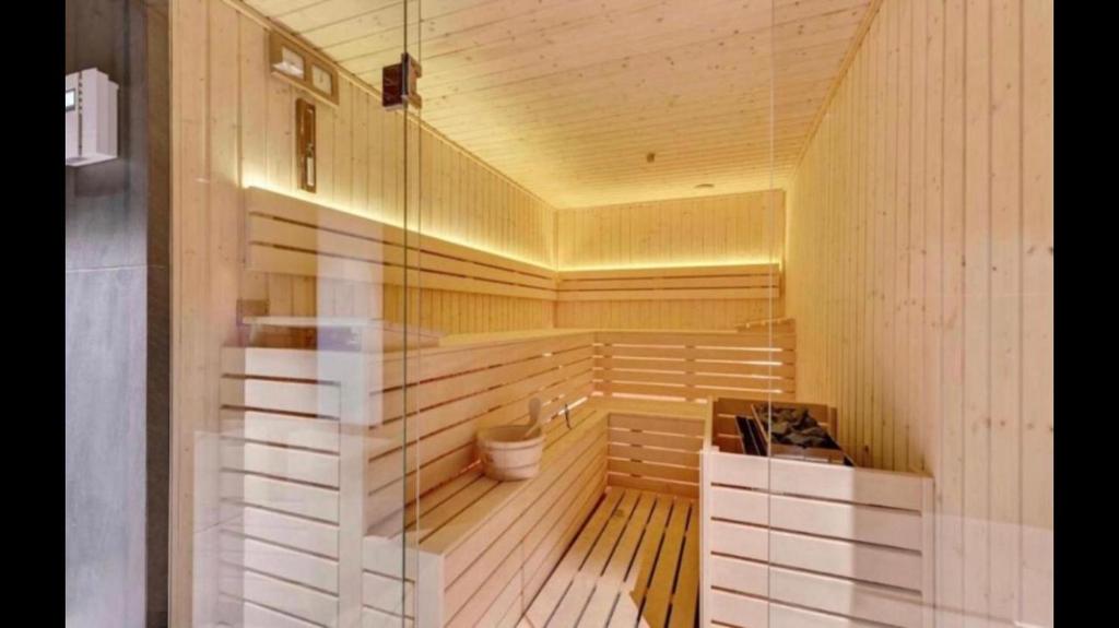 een sauna met een toilet in een houten ruimte bij Motlawa Inn Apartment-Suna,Gym&Parking in Gdańsk