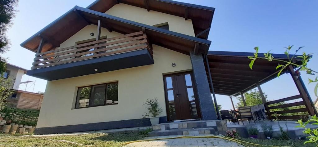 Casa con un exterior moderno en Cabana Cami, en Iaşi