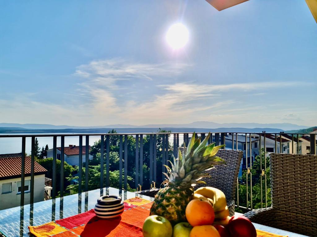 德拉馬利的住宿－Apartments Sunflower，阳台上的桌子上放着一盘水果
