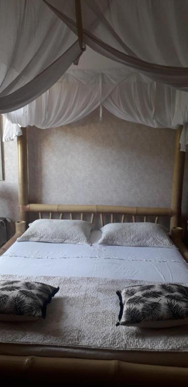 Una cama o camas en una habitaci&oacute;n de C&ocirc;t&eacute; jardin