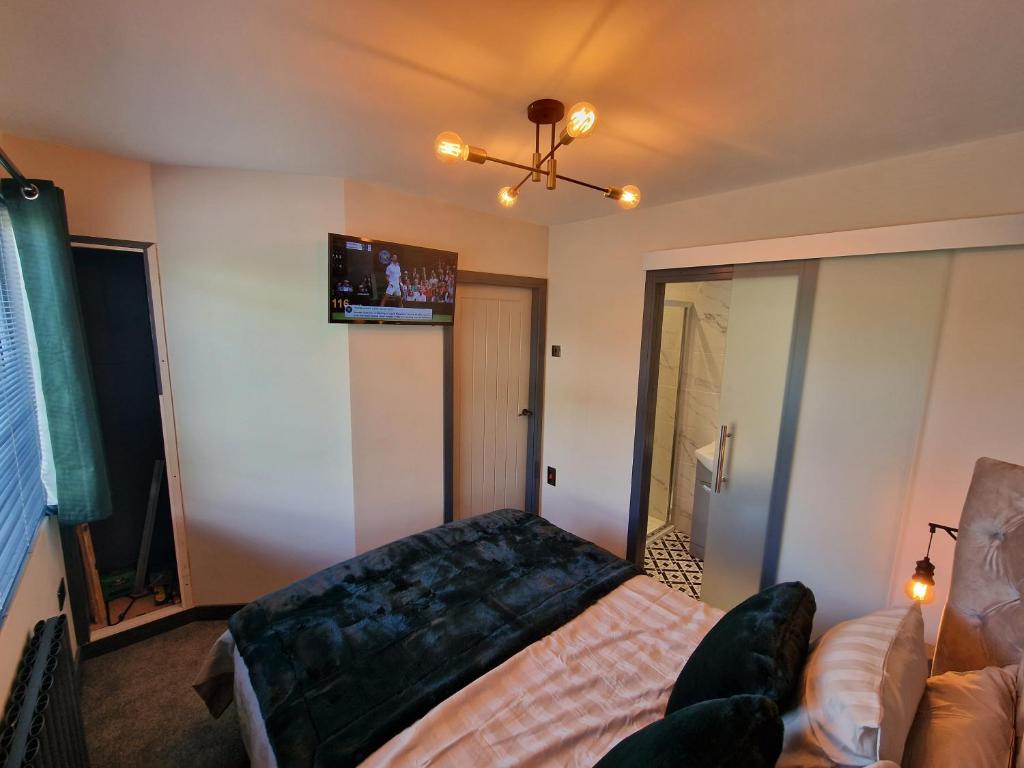 TV a/nebo společenská místnost v ubytování Bowness - 3 Bed - Hot Tub House