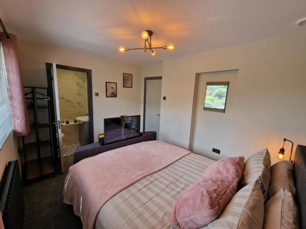 Postel nebo postele na pokoji v ubytování Bowness - 3 Bed - Hot Tub House
