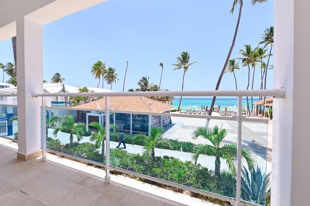 Výhled na bazén z ubytování Fantastic beachfront 2 bedroom apartment nebo okolí