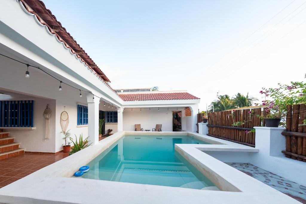 Bazén v ubytování Beach house nebo v jeho okolí