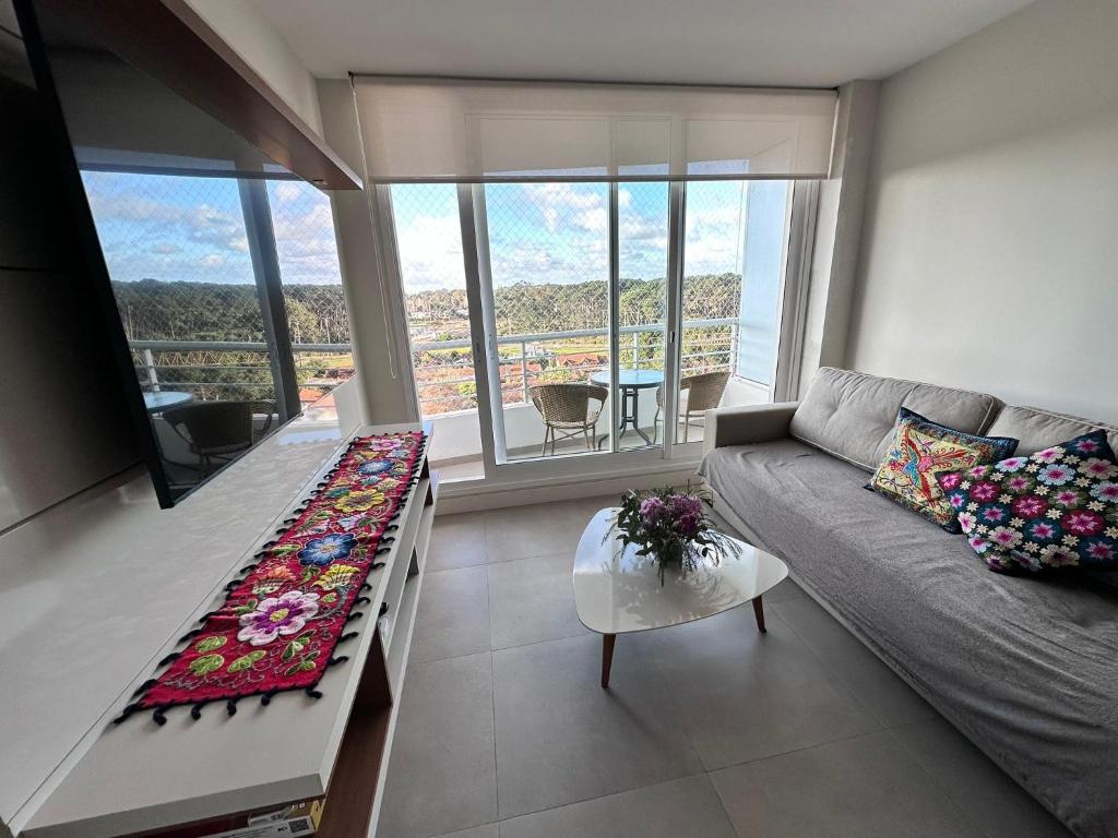 uma sala de estar com um sofá e uma mesa em Torre Green Life FullAmenities em Punta del Este