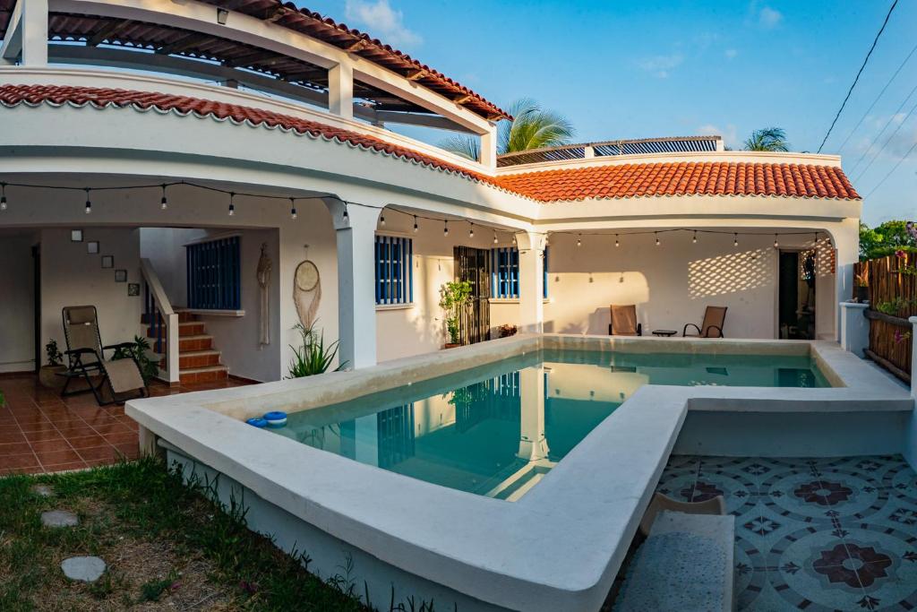 Bazén v ubytování Beach house nebo v jeho okolí
