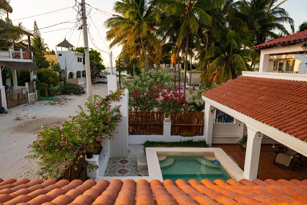 Bazén v ubytování Beach house nebo v jeho okolí
