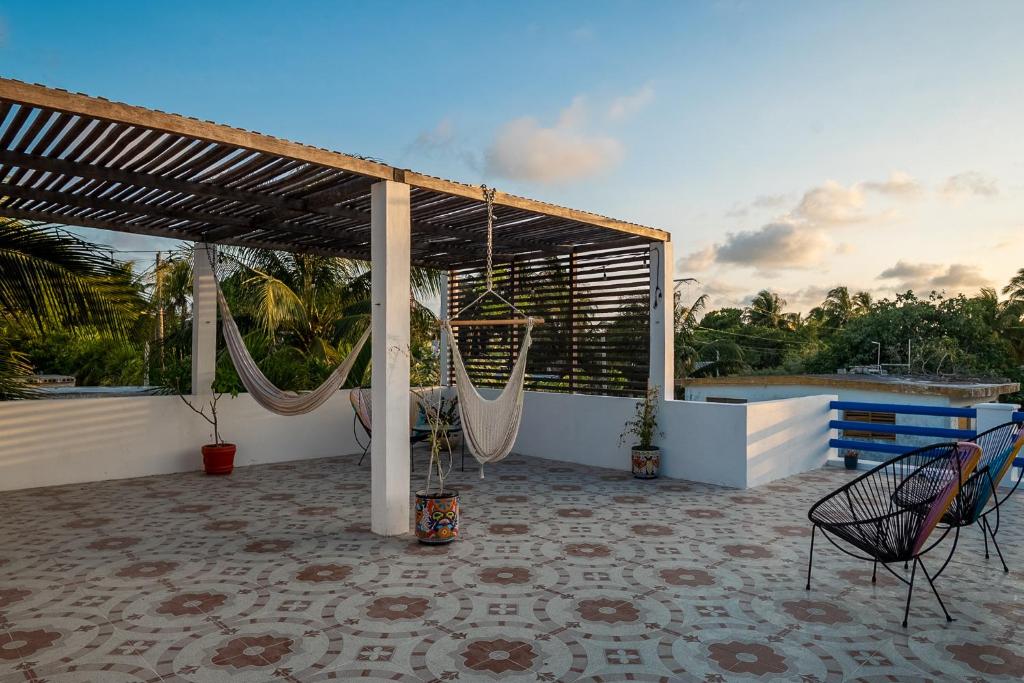 Bazén v ubytování Beach house nebo v jeho okolí