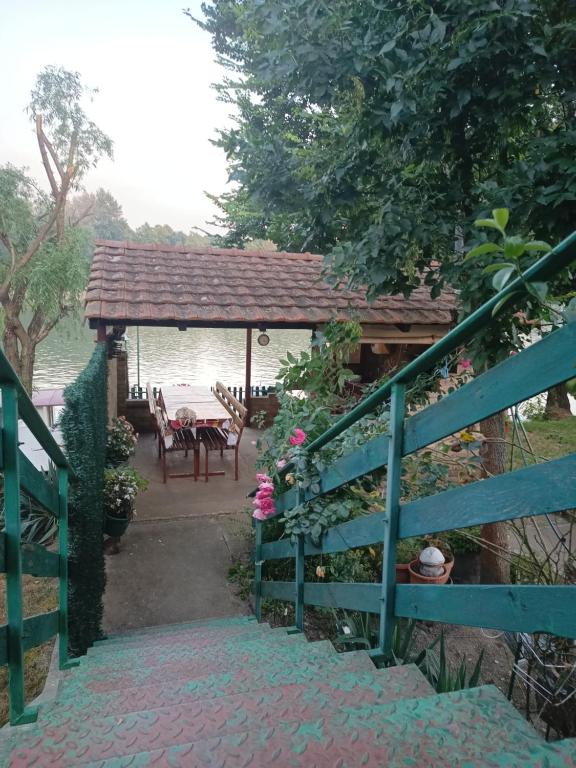 eine Treppe, die auf eine Terrasse mit einem Pavillon führt in der Unterkunft Vikendica Tisa - Raj na reci in Zrenjanin