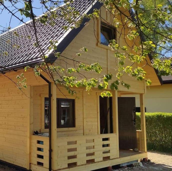 Casa pequeña con porche y ventana en Domek w Ińsku en Ińsko