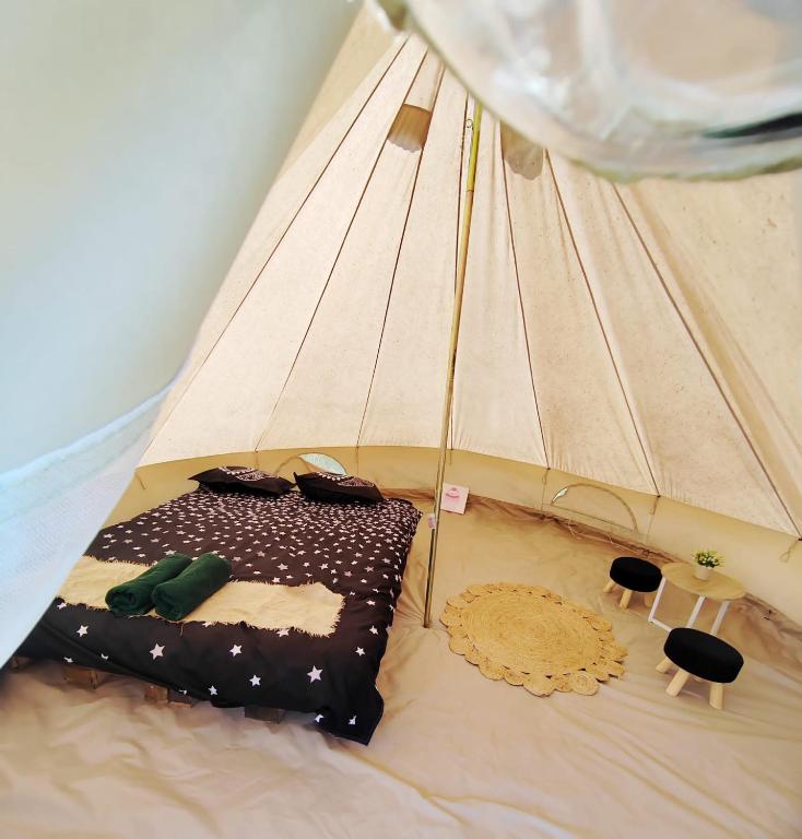 Postel nebo postele na pokoji v ubytování Luna Rock Glamping Brezoi - Blue Scai