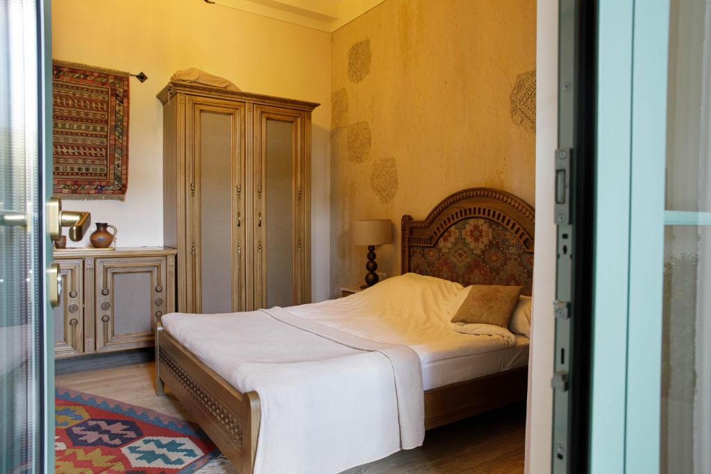 Postel nebo postele na pokoji v ubytování Boutique ETHNO HOTEL