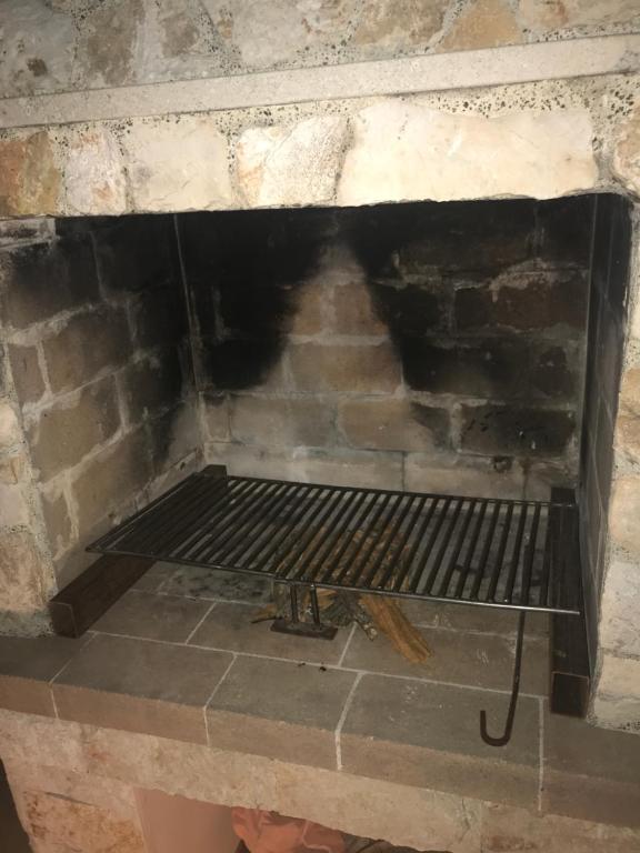 Una chimenea de ladrillo con un estante en su interior en No Vabbè! Penthouse…, en Torre Santa Susanna