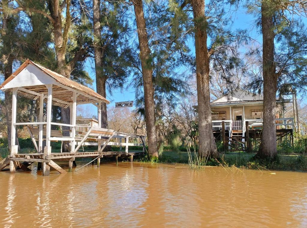 una casa con muelle en medio de un río en Lodge isleño Monte Blanco en Tigre