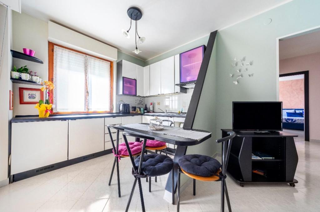eine Küche mit einem Tisch und Stühlen in der Unterkunft A casa di Elga in Termoli