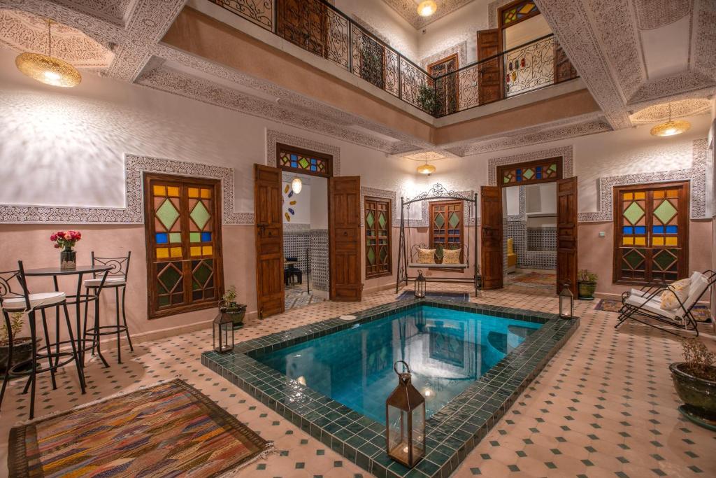 una grande camera con piscina in una casa di Riad Albaraka a Marrakech