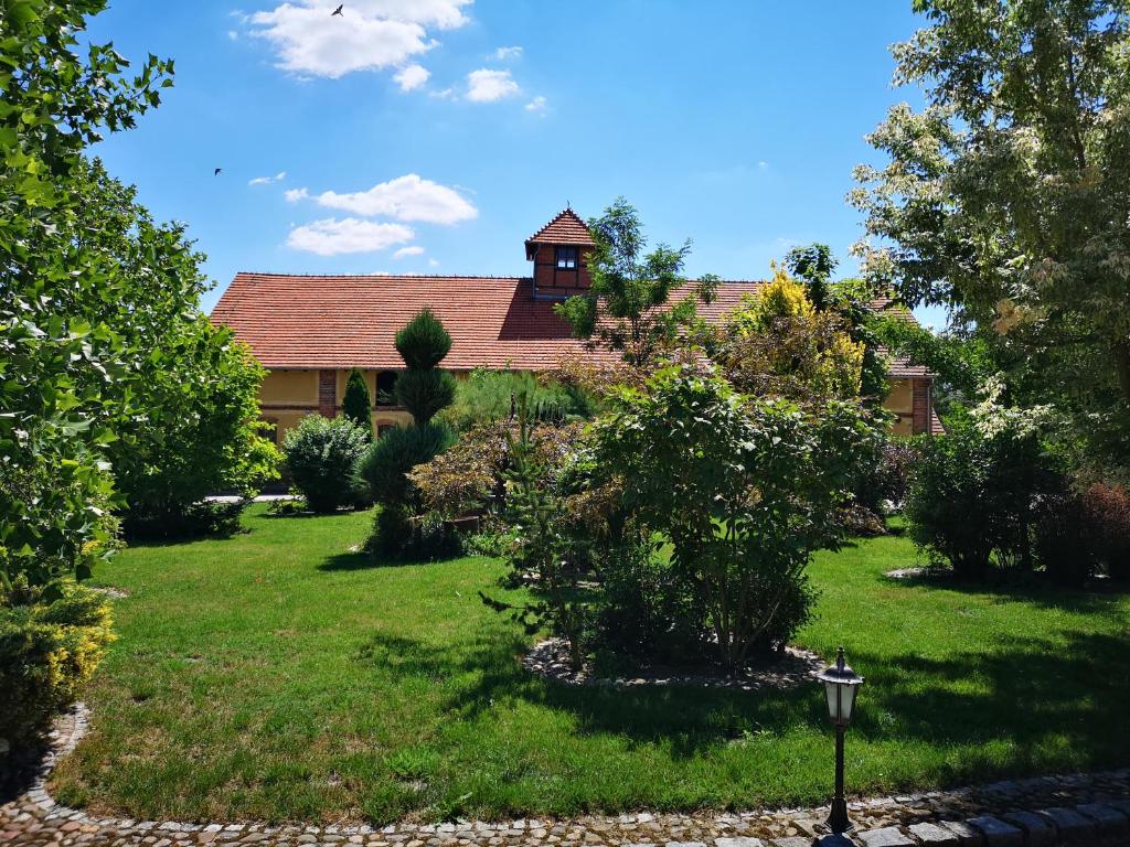 dom z ogródkiem z domem z drzewem w obiekcie Agroturystyka Lesieniec - Magdalena i Maciej Mochoń w Sycowie
