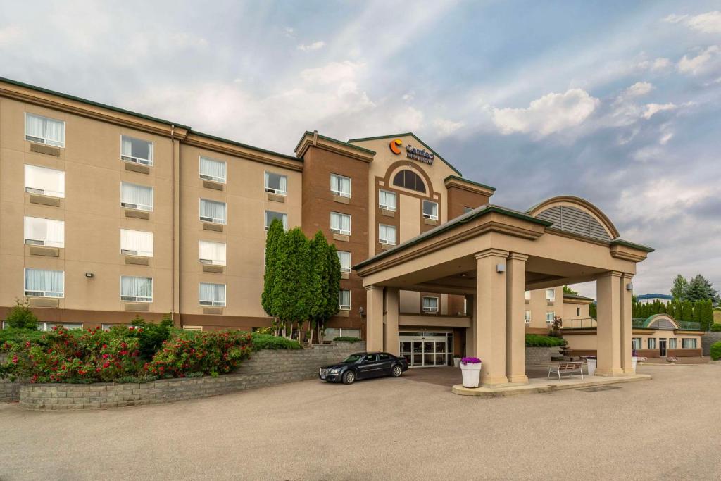 um hotel com um carro estacionado em frente em Comfort Inn & Suites Salmon Arm em Salmon Arm