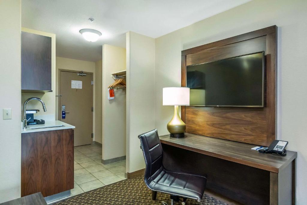 Kuchyň nebo kuchyňský kout v ubytování Comfort Inn & Suites