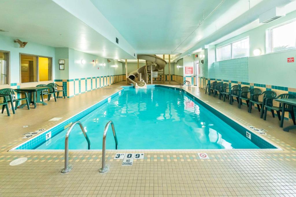 Bazén v ubytování Comfort Inn & Suites nebo v jeho okolí