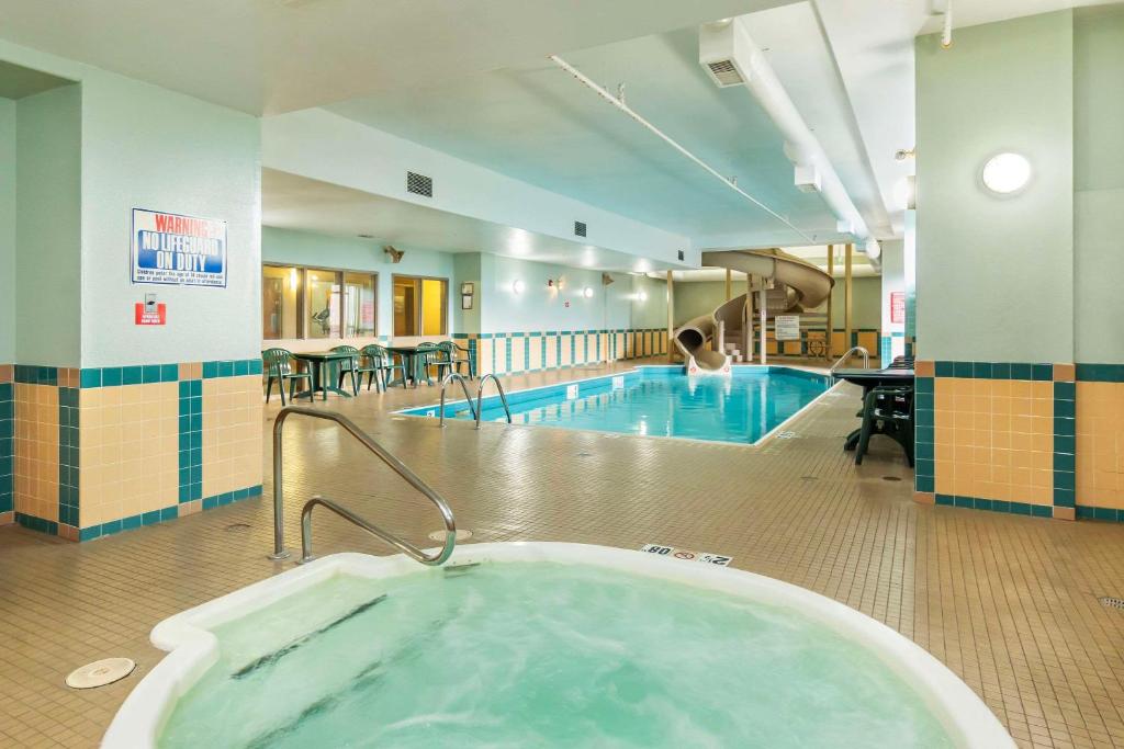 Bazén v ubytování Comfort Inn & Suites nebo v jeho okolí