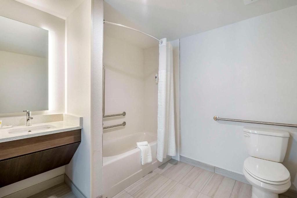 Comfort Inn & Suites New Port Richey Downtown District - King Room With Tub - Disability Access/Non Smoking