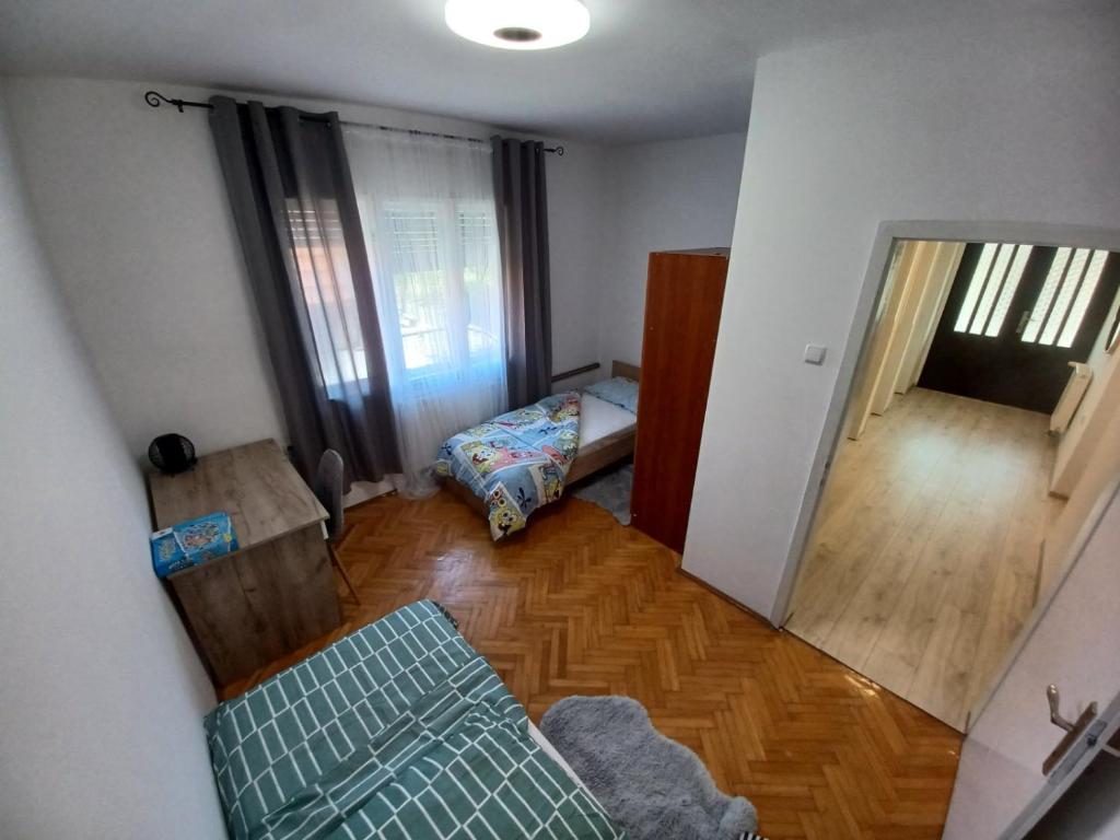 een woonkamer met een bank en een spiegel bij Kuca za odmor "MARIJA" in Vrbovsko