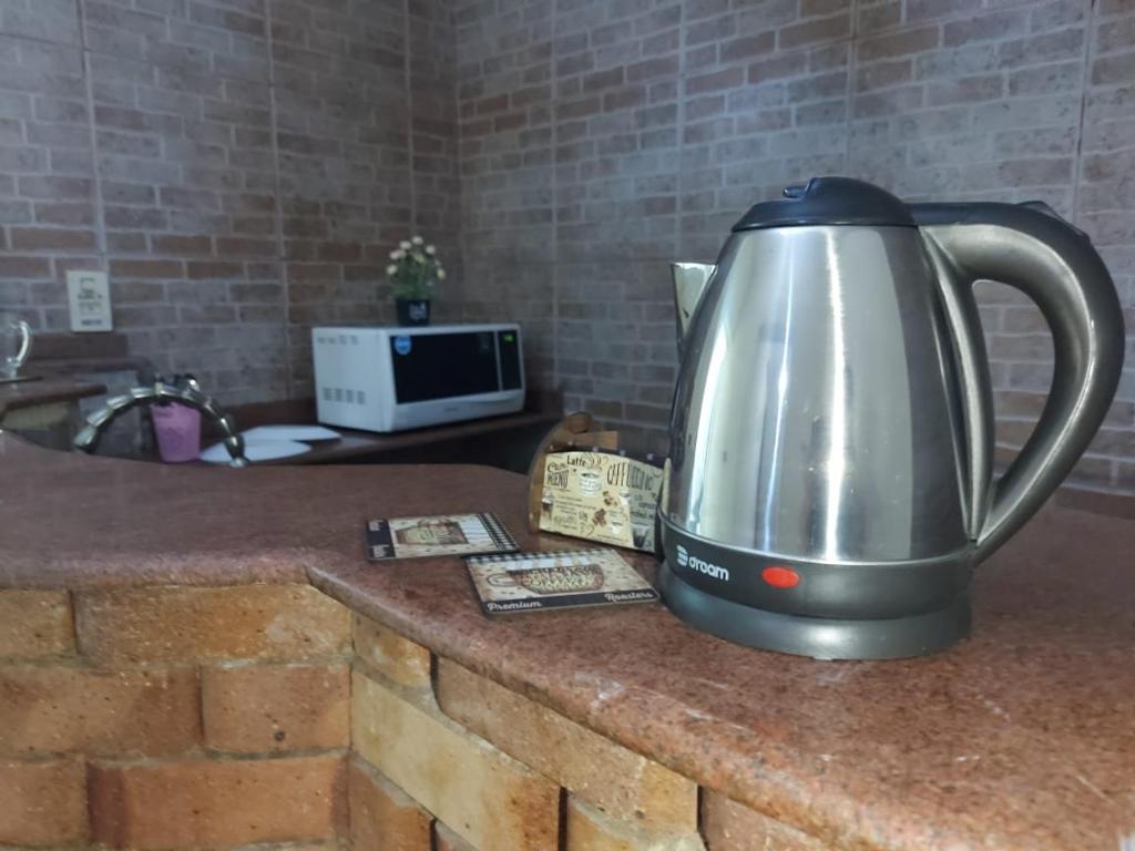 Příslušenství pro přípravu čaje a kávy v ubytování Malak Guest House