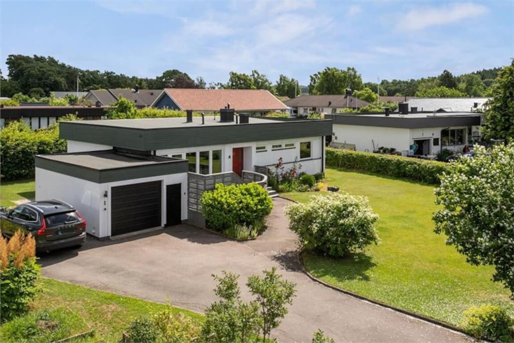 una vista aérea de una casa con patio en Villa nära Varberg och Ullared en Varberg