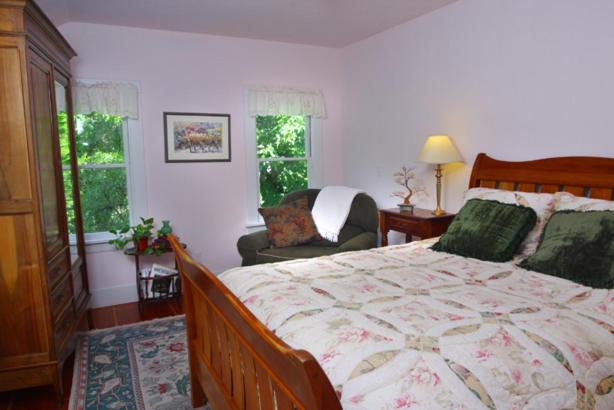 Un pat sau paturi într-o cameră la Bear Flag Inn