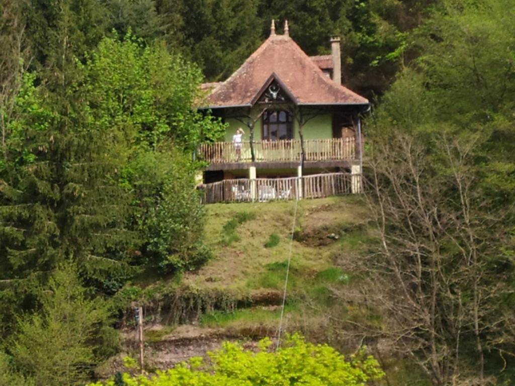 una casa grande en la cima de una colina con árboles en Gîte Val-et-Châtillon, 3 pièces, 5 personnes - FR-1-584-199, en Val-et-Châtillon