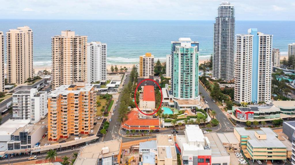 een luchtzicht op een stad met hoge gebouwen en de oceaan bij Trickett Gardens Holiday Inn in Gold Coast