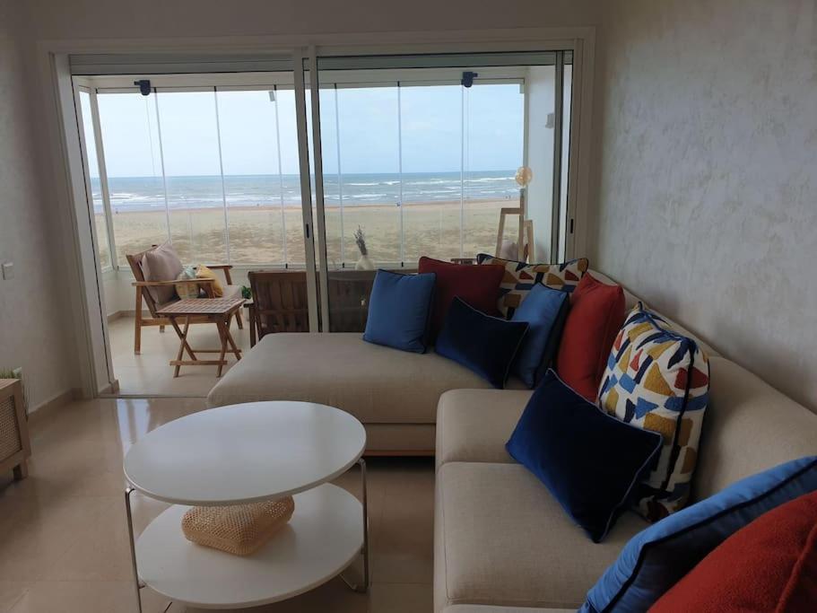 uma sala de estar com um sofá e uma mesa em vue panoramique front mer em Casablanca