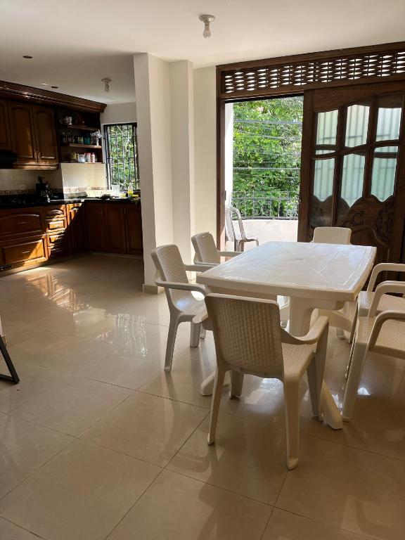Una cocina o cocineta en Habitación con baño privado en Belén los Alpes