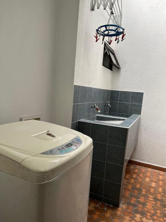 Galería fotográfica de Habitación con baño privado en Belén los Alpes en Medellín