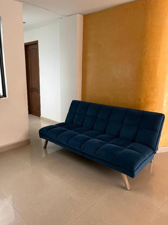 Un lugar para sentarse en Habitación con baño privado en Belén los Alpes