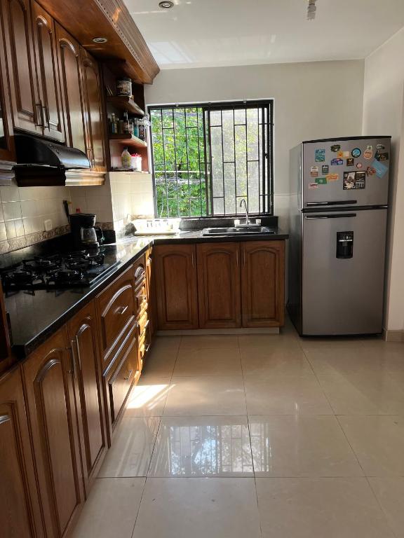 Una cocina o cocineta en Habitación con baño privado en Belén los Alpes