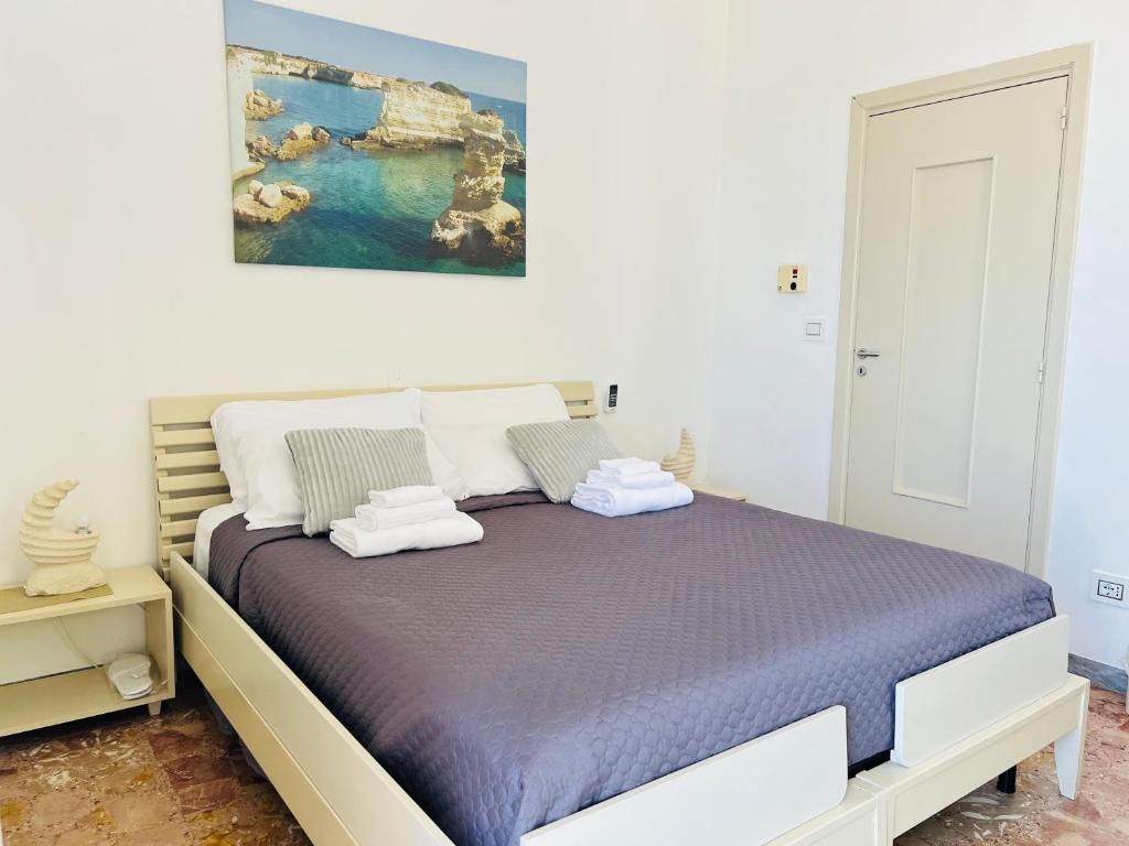 サヴェッレトリにあるSavelletri Miramareのベッドルーム1室(紫のシーツが敷かれた大型ベッド1台付)