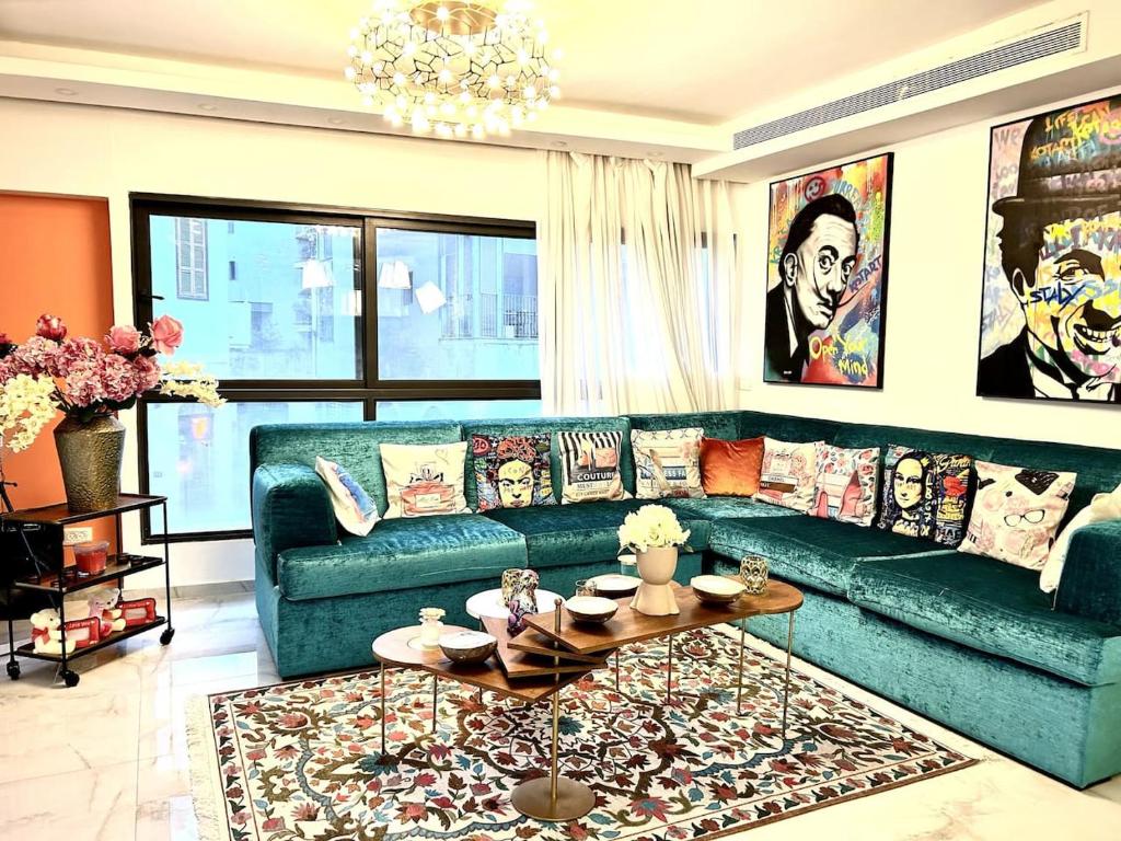 a living room with a green couch and a table at 2BDR-Wonderful Flat on Margoza in Tel Aviv